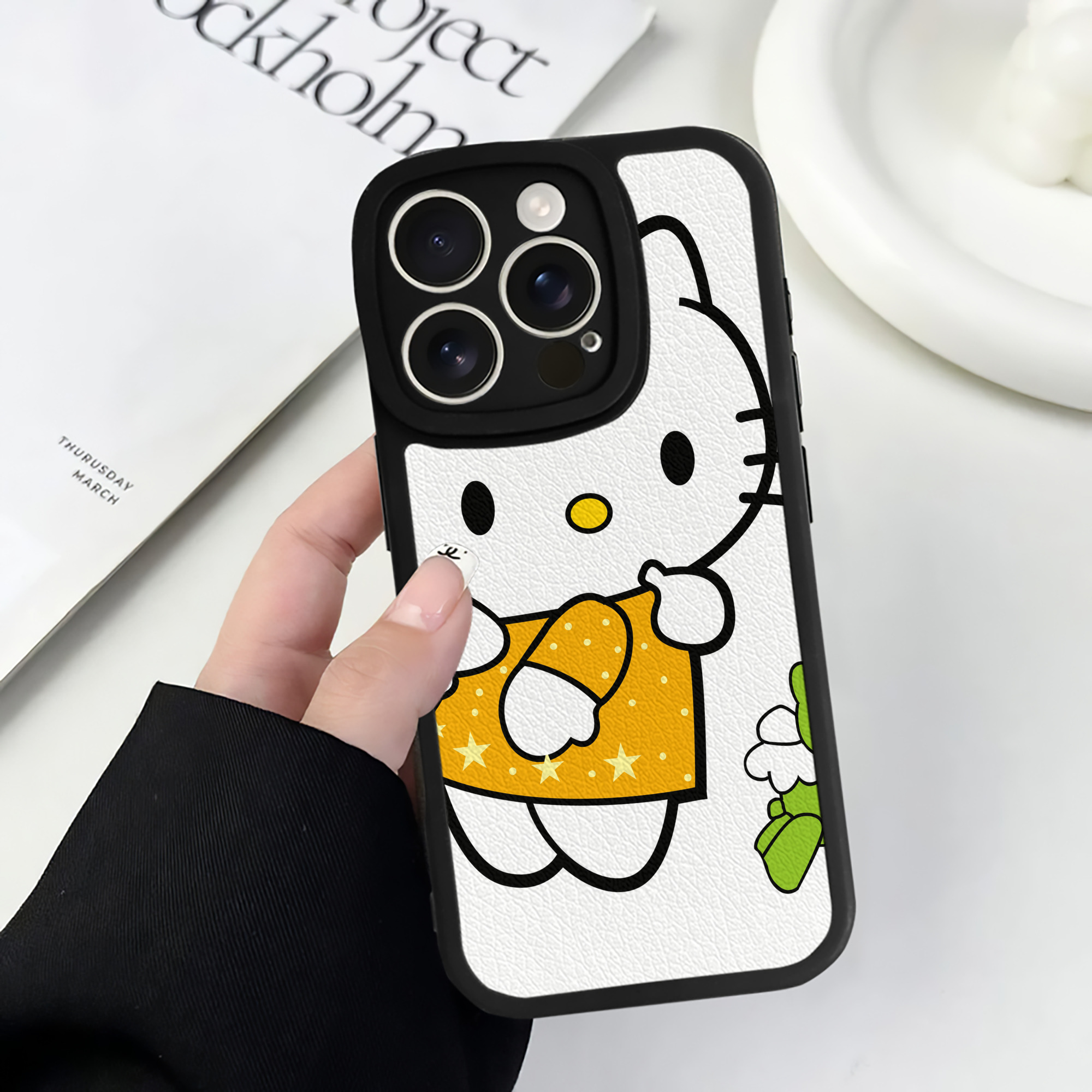 （画像用） Hello Kitty ハローキティ 【iPhone 16シリーズ対応】シリコンスマホケース（レザー調） 材質：シリコン